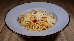 01 Spaghetti / Penne Aglio Olio e Peperoncino - 154 Kč