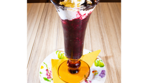 07 Zmrzlinový pohár Pam Pam s ovocným rozvarem, čokoládou a mandlemi - 169 Kč