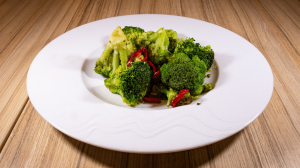 Grilovaná brokolice s česnekem a chilli - 74 Kč