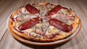 Pizza QUATTRO FORMAGGI E SALUMI - 209 Kč